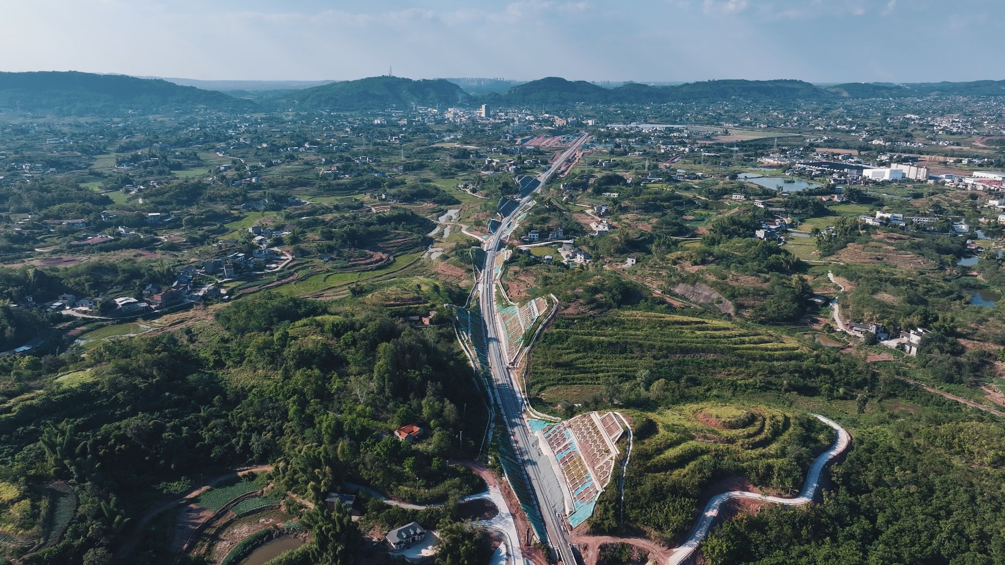 隆黄铁路隆叙段扩改项目线路北起成渝铁路隆昌站,途经内江隆昌市,泸州