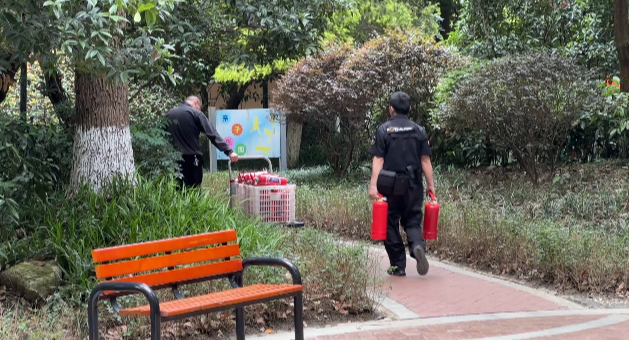 出厂近13年还在“服役”?成都一小区灭火器大面积超期整改竟因业主“吵”起来?|观察帮帮团(图2)