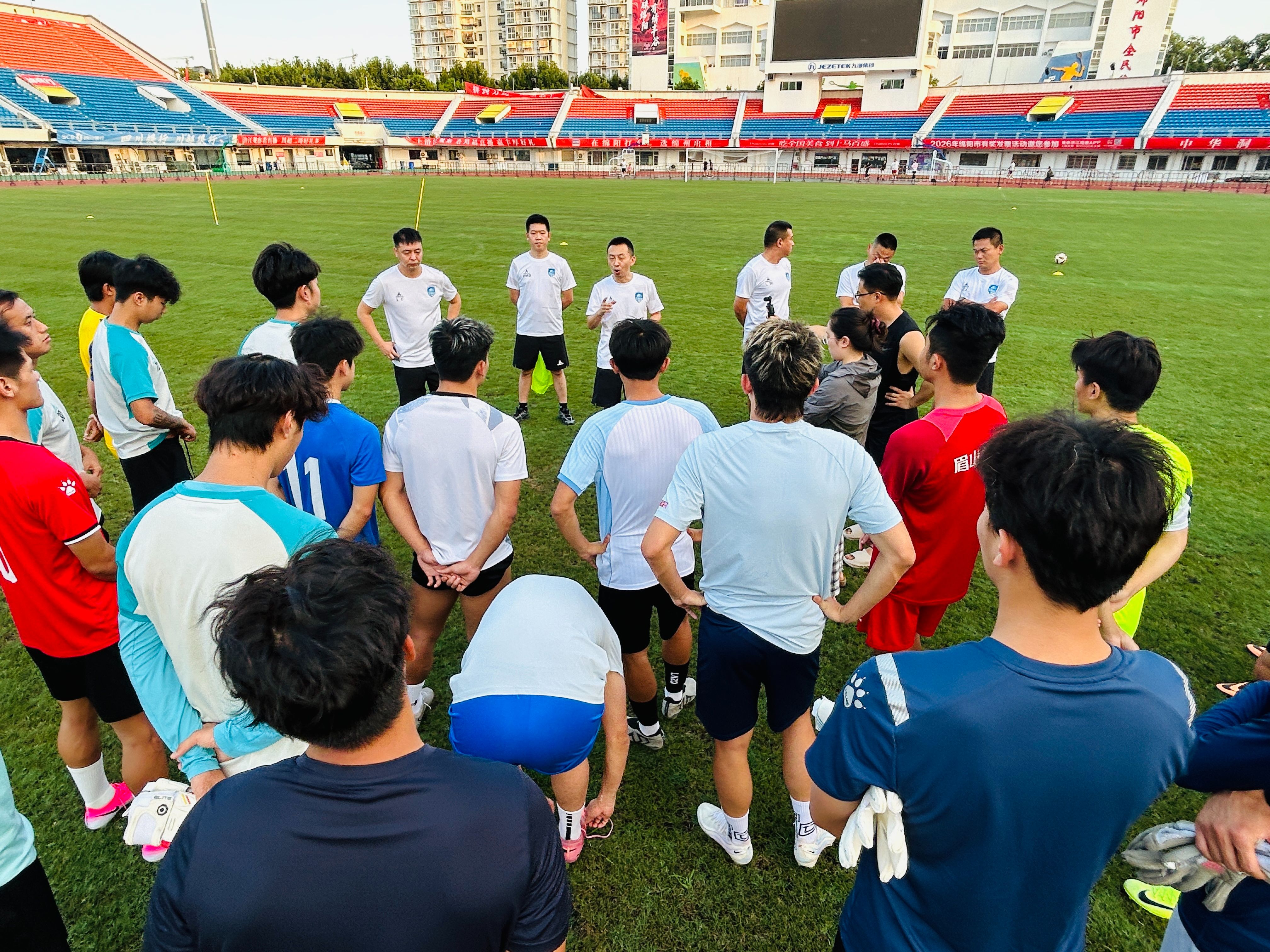 “川超”挑战队开启集训首堂训练课教练组上强度(图1)